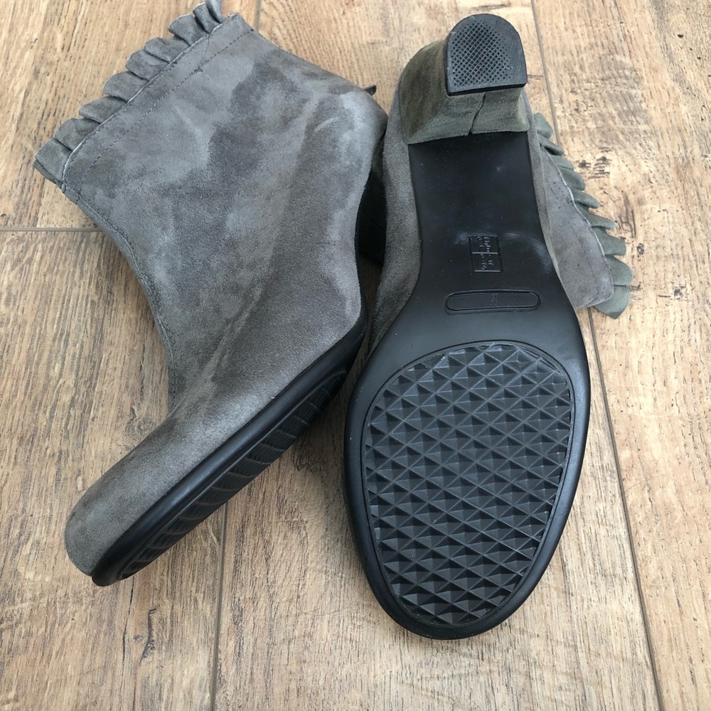 Aerosoles women’s ankle boots size 7.5 suede heels
